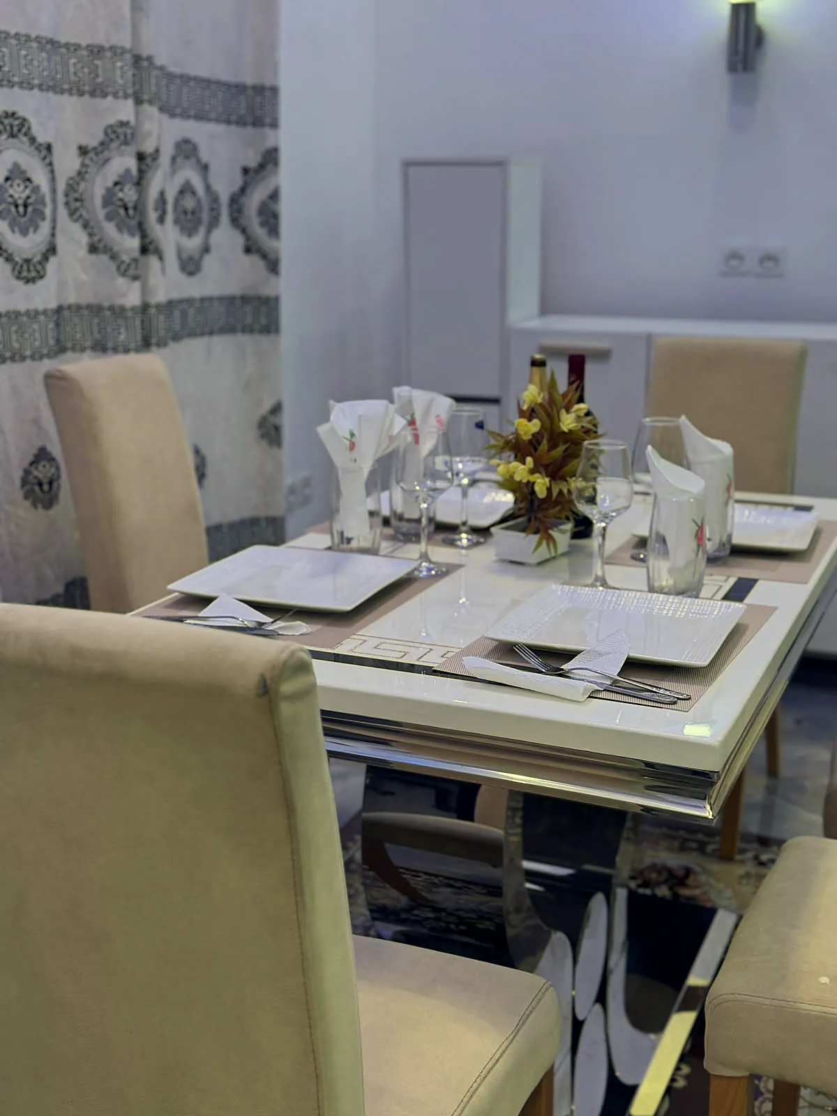 La table dressée pour le dîner