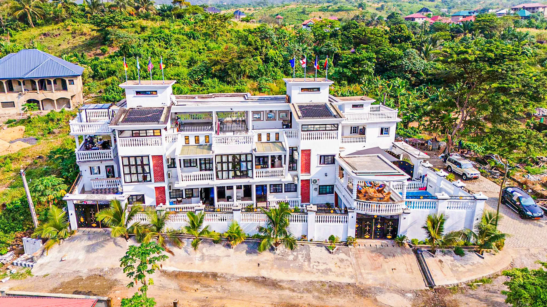 Vue aérienne de la Sky Guest House à Limbola, Limbe, avec la piscine sur le toit
