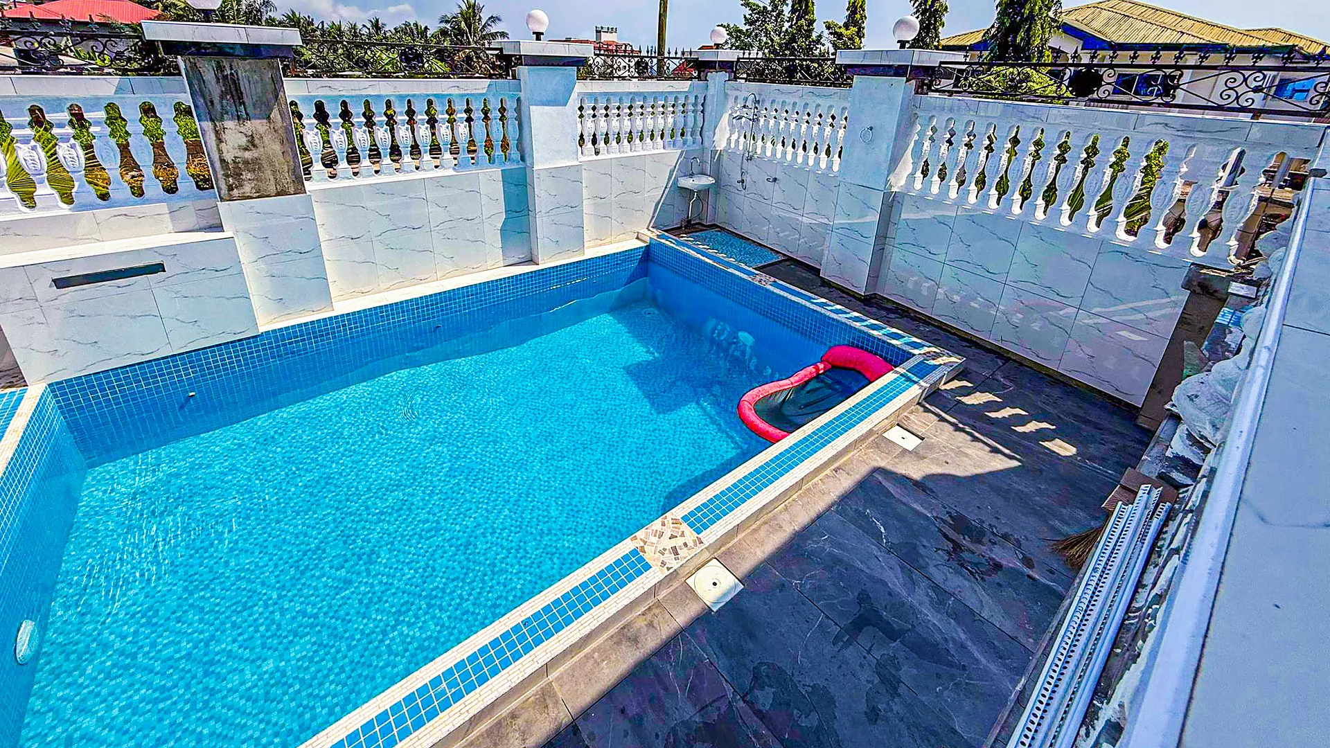 La piscine sur le toit-terrasse, au-dessus de Limbola