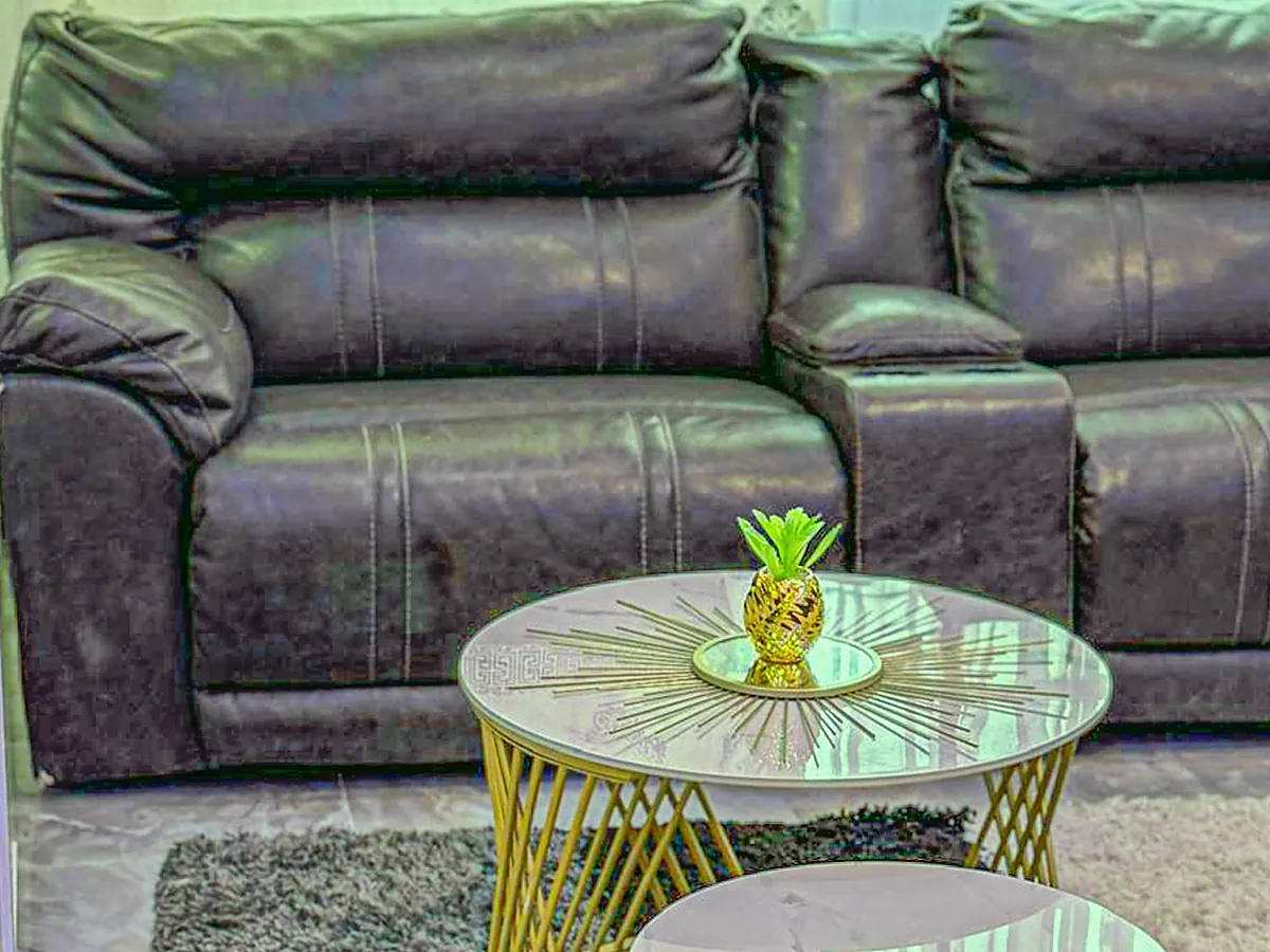 Salon en cuir et tables basses en marbre