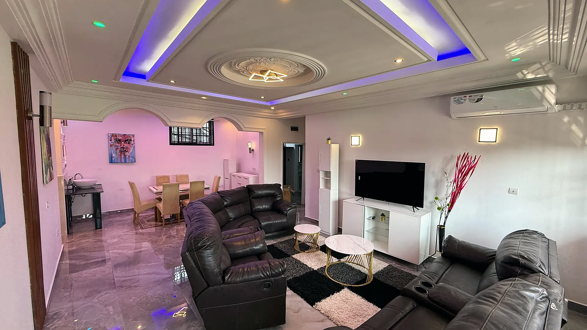 Le grand salon et son plafond lumineux, ouvert sur la salle à manger